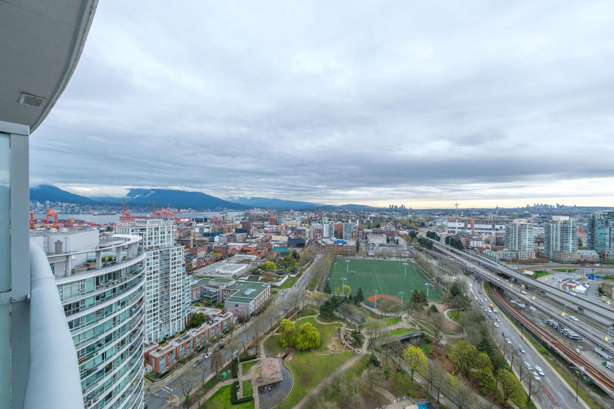 Apartment Sub-penthouse With Jacuzzi Pool & Sauna Vancouver
