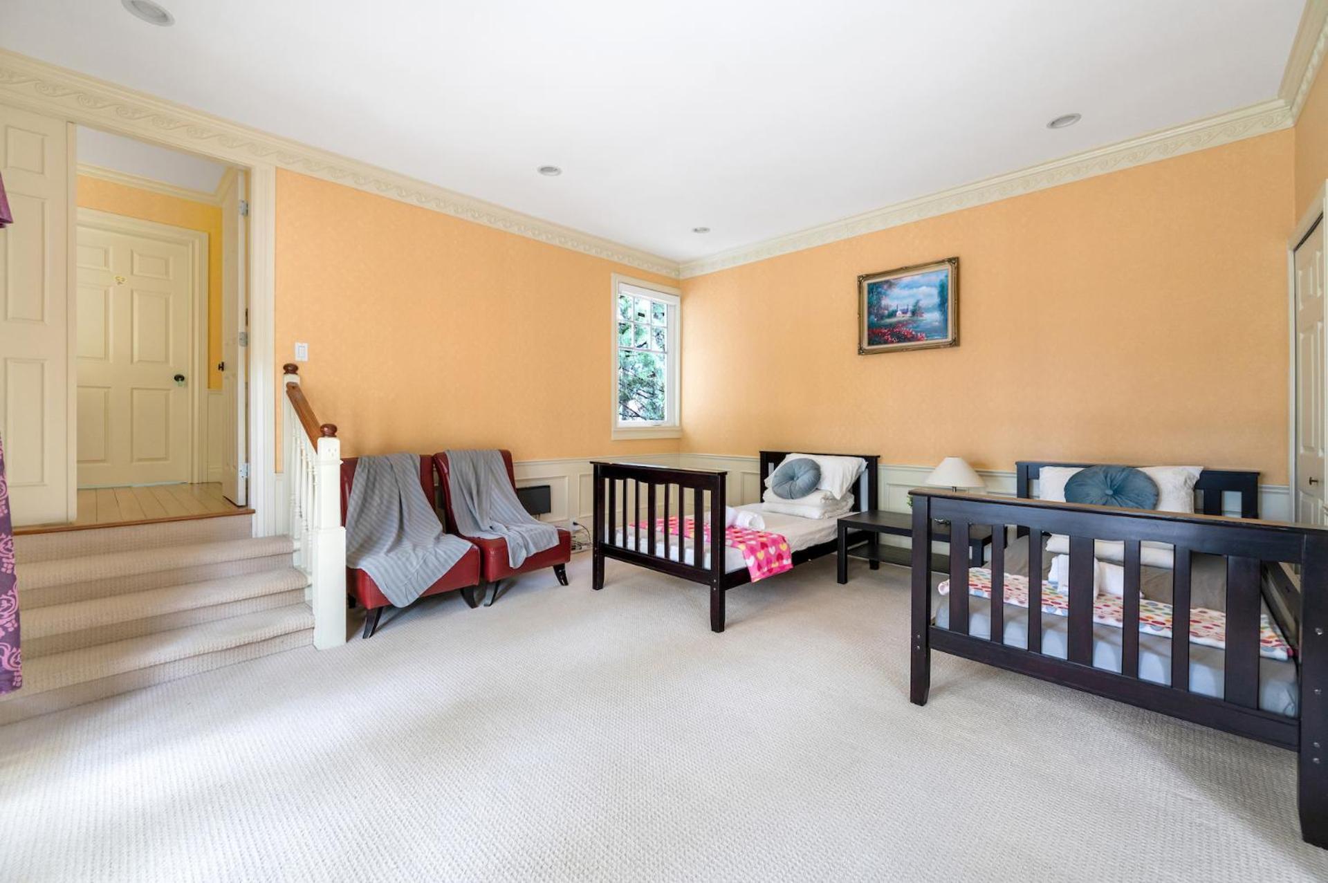 Charming Retreat On Cypress Street, Your Away From Guest house