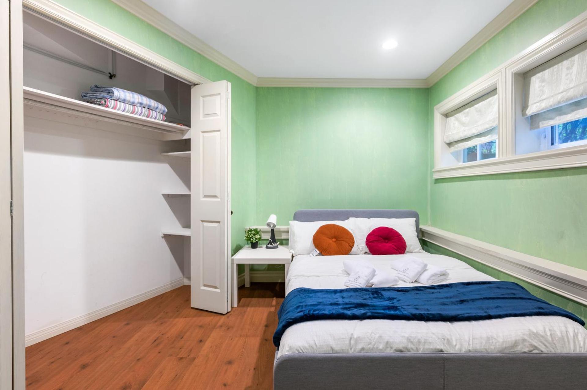 Guest house Charming Retreat On Cypress Street, Your Away From