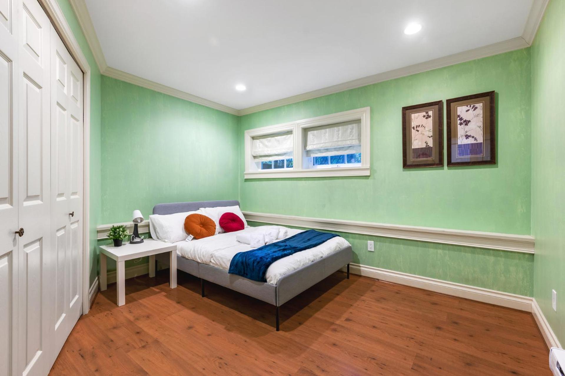 Guest house Charming Retreat On Cypress Street, Your Away From