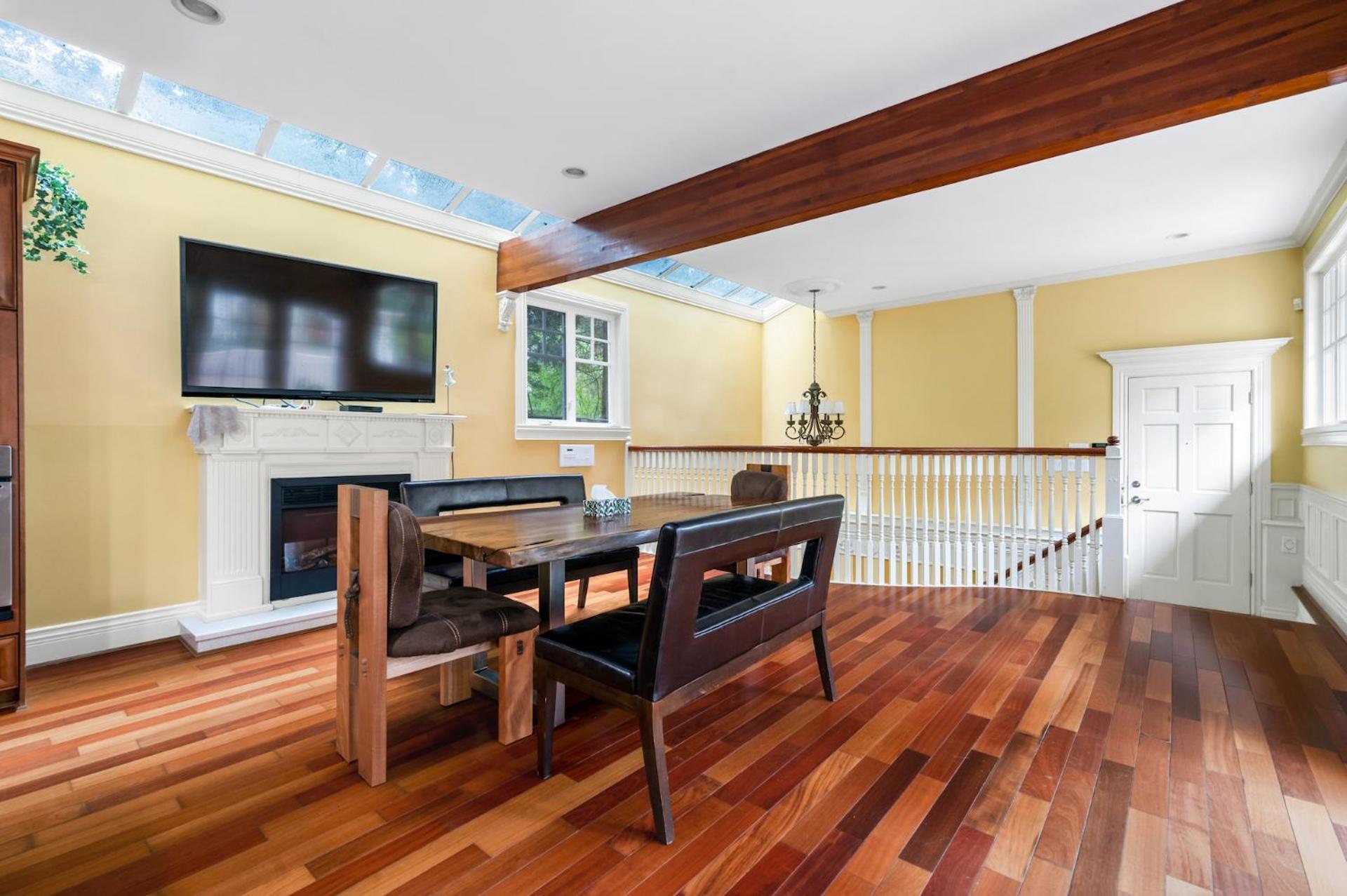 Charming Retreat On Cypress Street, Your Away From Guest house