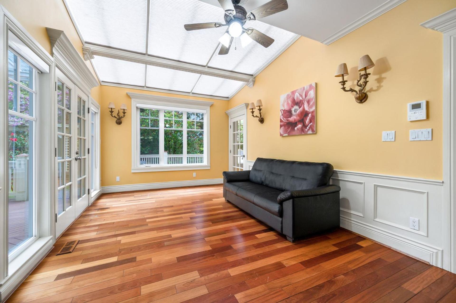 Charming Retreat On Cypress Street, Your Away From Guest house