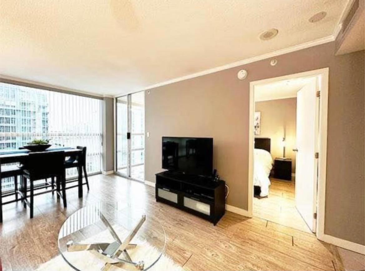 Luxurious 1 Bed 1 Bath In The Heart Of Downtown Apartment