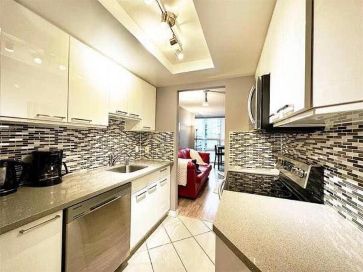 Luxurious 1 Bed 1 Bath In The Heart Of Downtown Apartment *