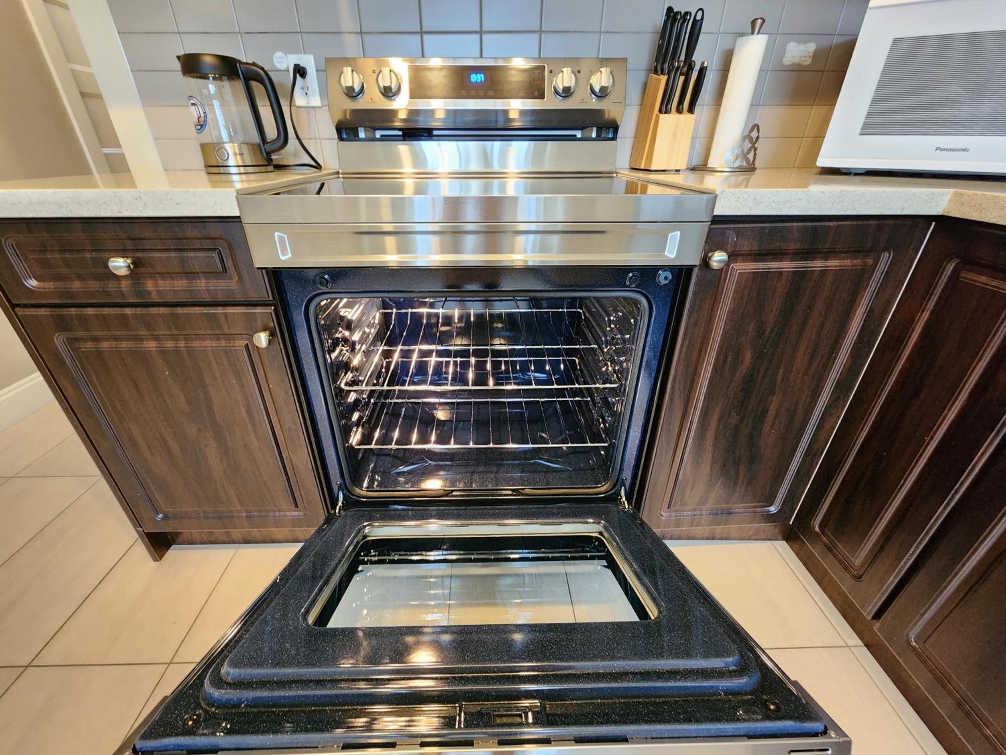 Guest house Rare Find Exquisitely New Quiet & Safe Skytrain