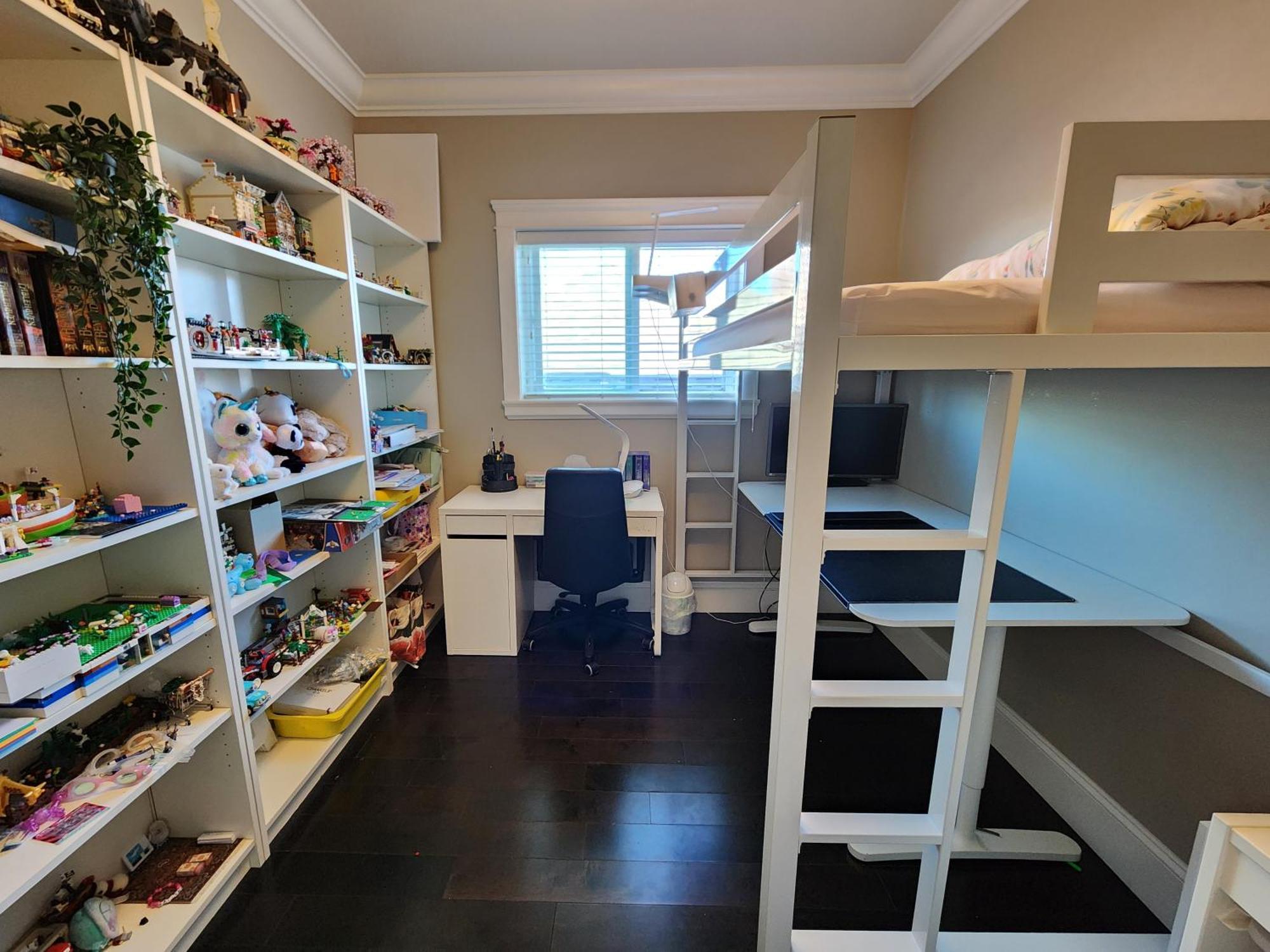 Guest house Rare Find Exquisitely New Quiet & Safe Skytrain Vancouver