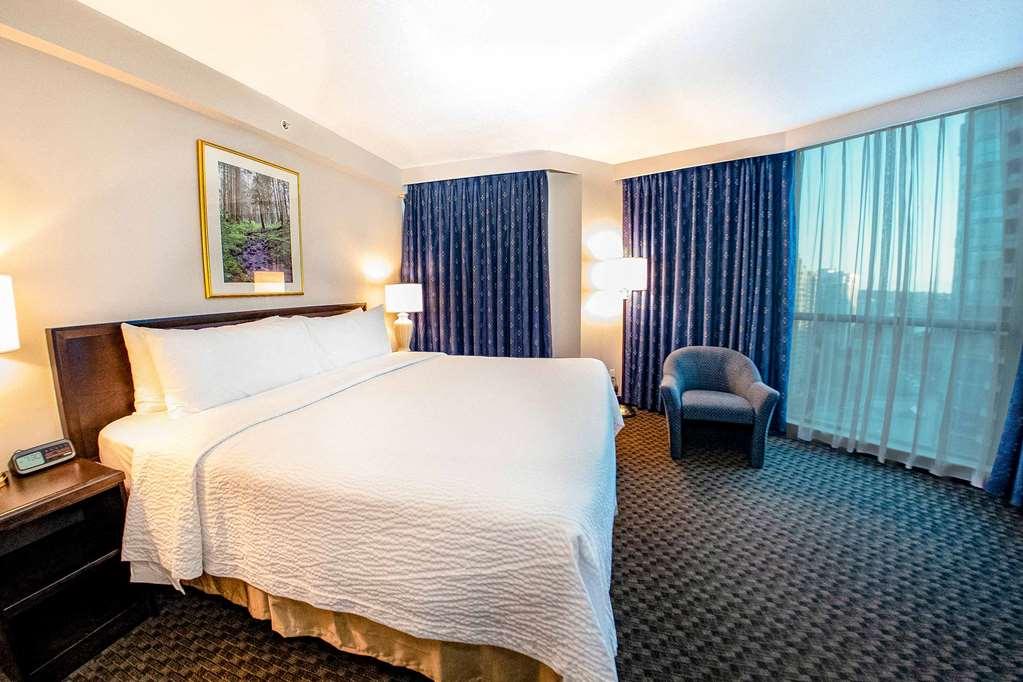 Rosedale On Robson Hotel 3*