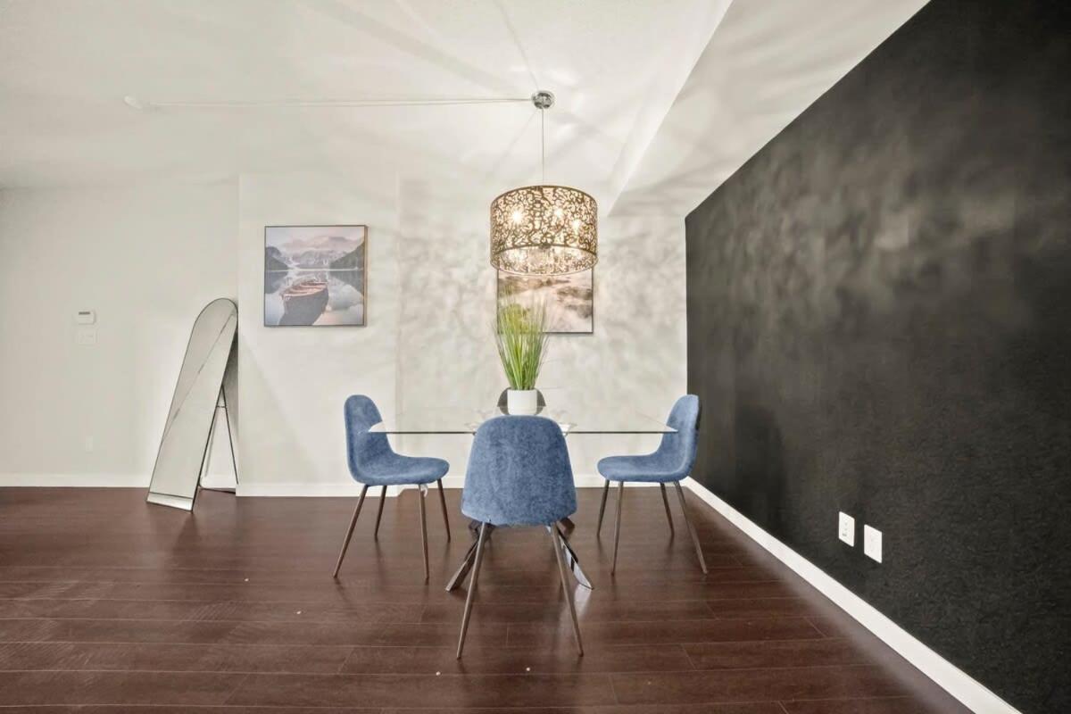 Serene And Chic Townhome By Dt With Free Parking *