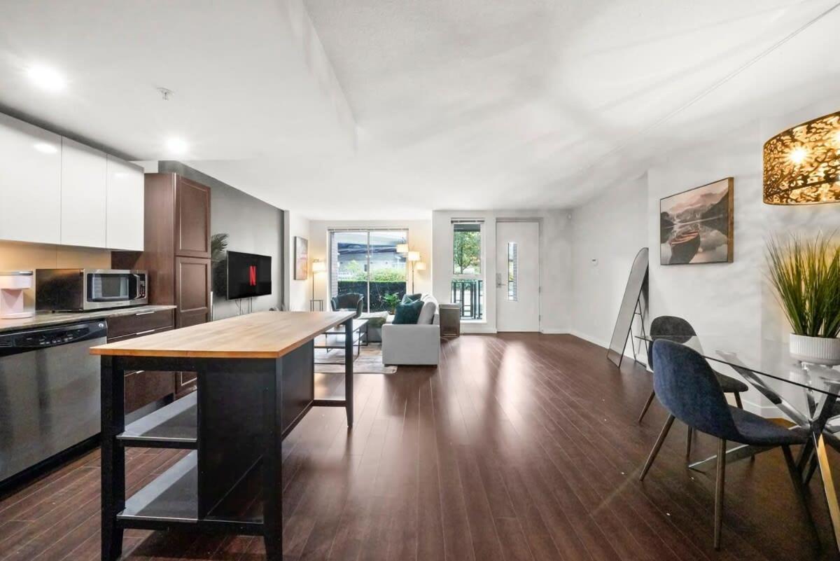 Apartment Serene And Chic Townhome By Dt With Free Parking Vancouver