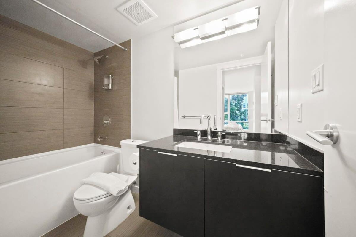 Serene And Chic Townhome By Dt With Free Parking
