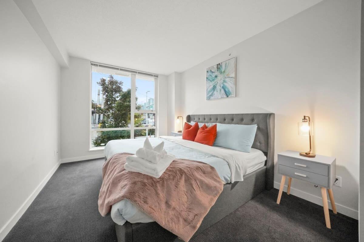 Serene And Chic Townhome By Dt With Free Parking Apartment