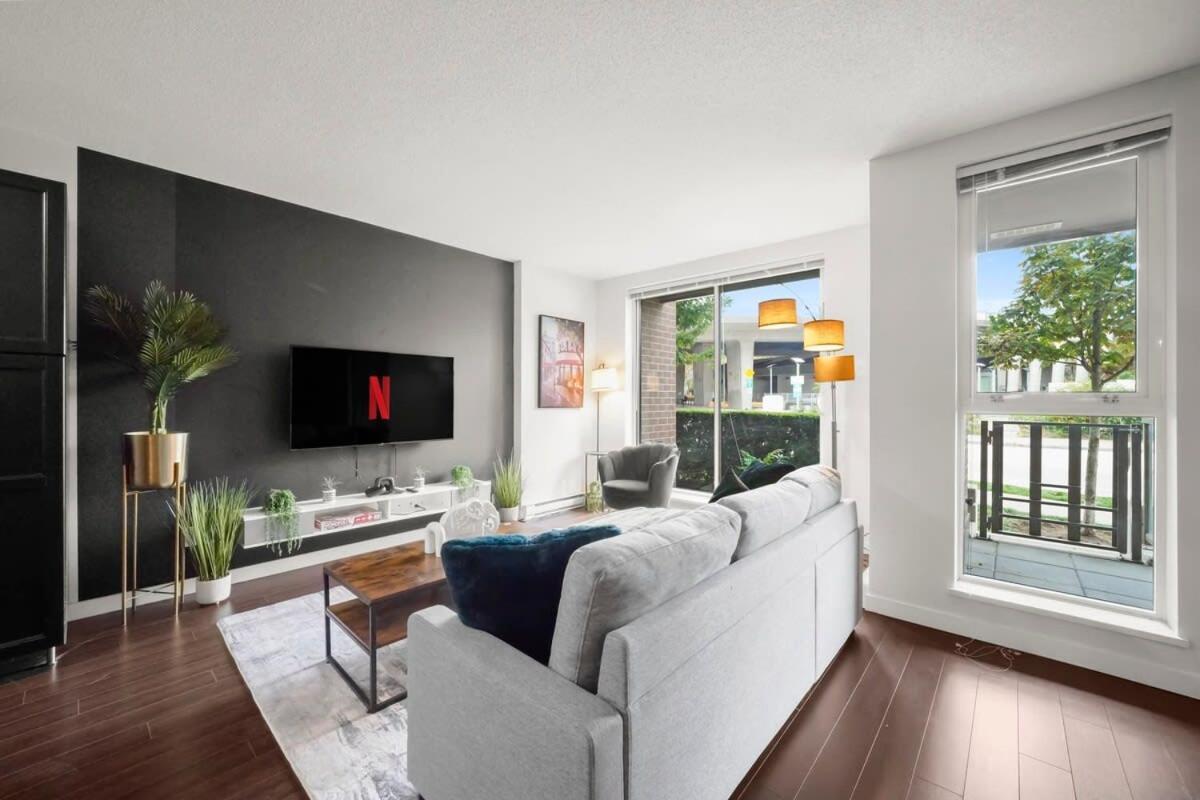 Serene And Chic Townhome By Dt With Free Parking