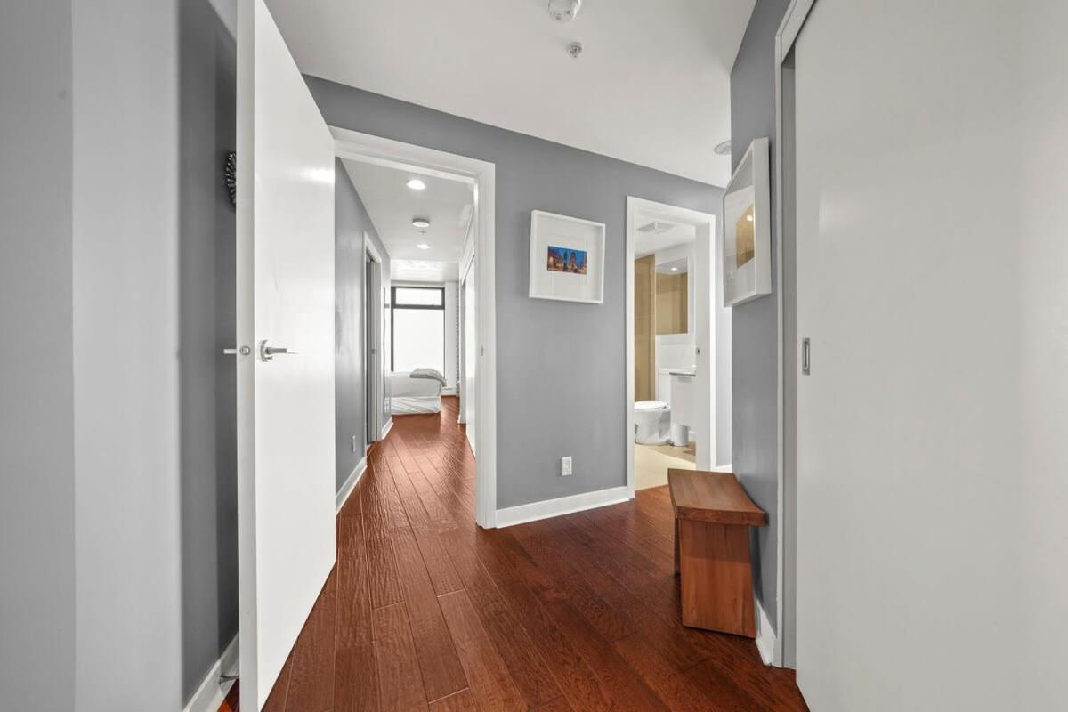 Breathtaking Water Views Downtown With Free Parking Apartment
