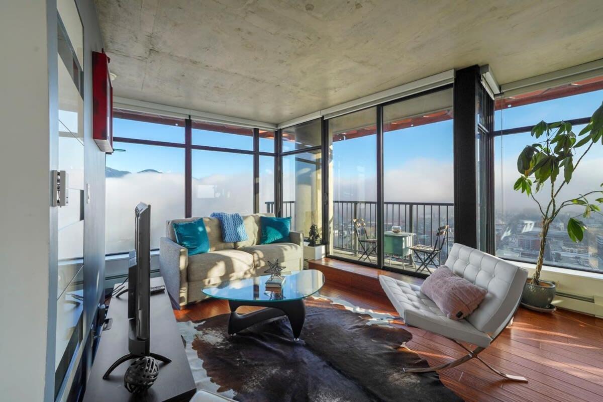 Breathtaking Water Views Downtown With Free Parking *