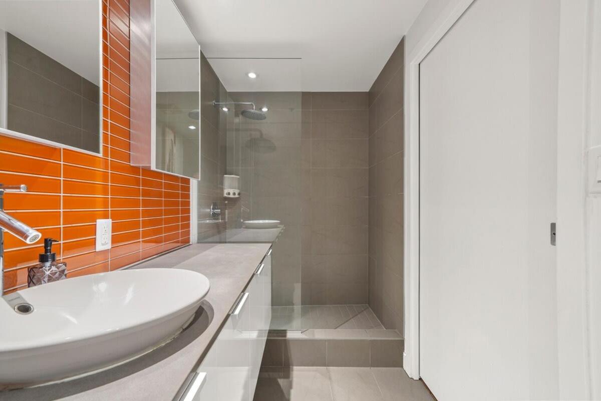 Breathtaking Water Views Downtown With Free Parking Vancouver