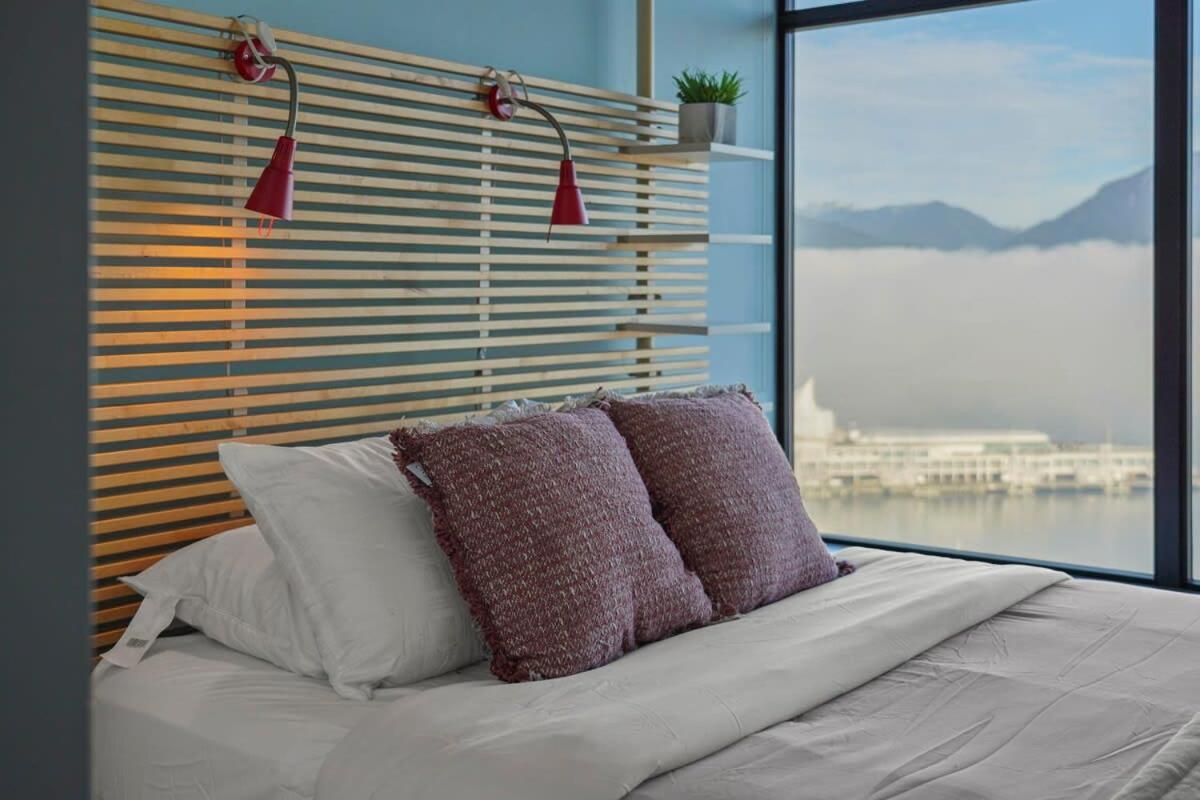Apartment Breathtaking Water Views Downtown With Free Parking Vancouver