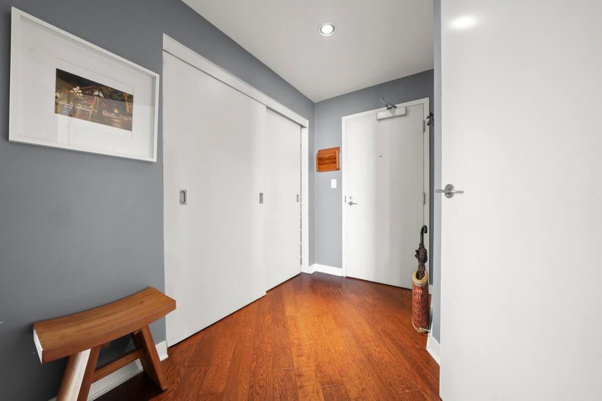 Breathtaking Water Views Downtown With Free Parking Apartment Vancouver