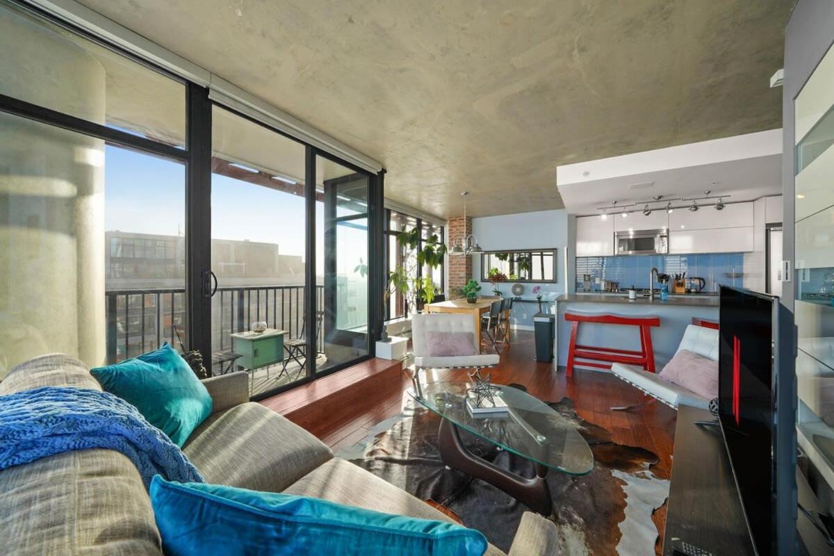 Breathtaking Water Views Downtown With Free Parking Apartment Vancouver