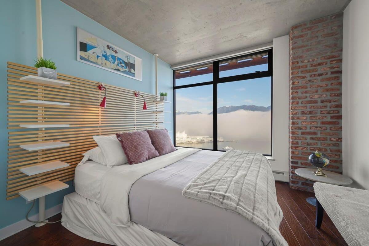 Breathtaking Water Views Downtown With Free Parking Apartment *