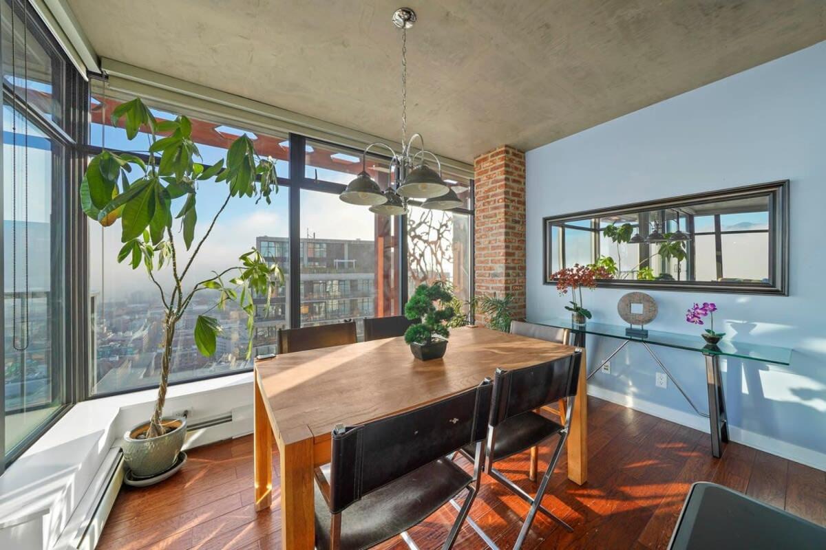 Breathtaking Water Views Downtown With Free Parking *