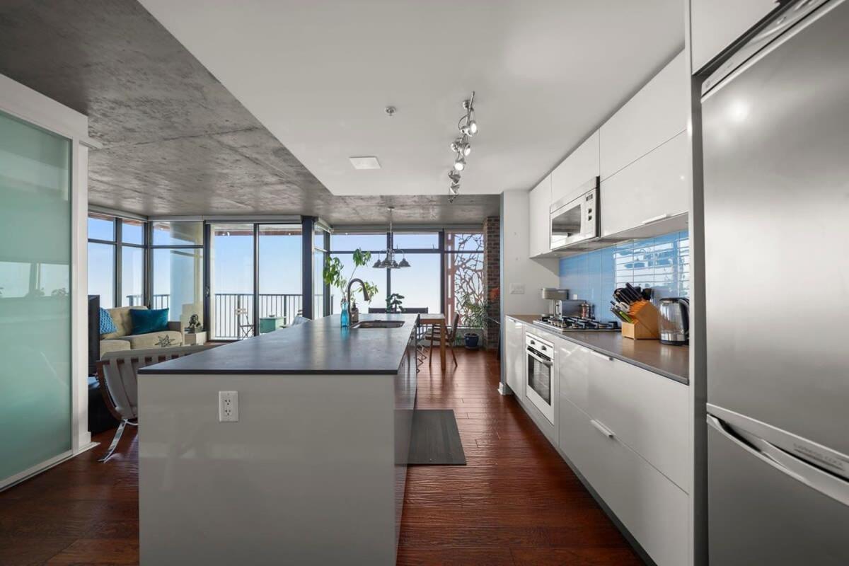 Breathtaking Water Views Downtown With Free Parking Apartment