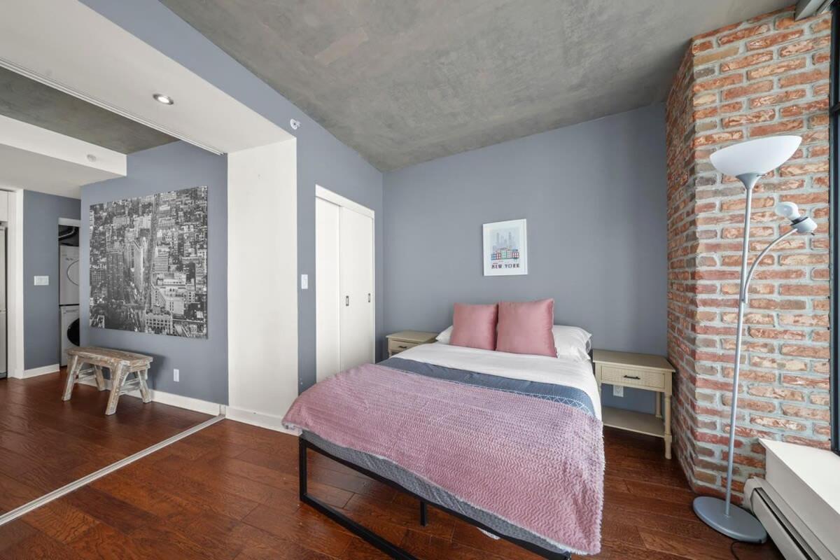 Breathtaking Water Views Downtown With Free Parking Apartment *