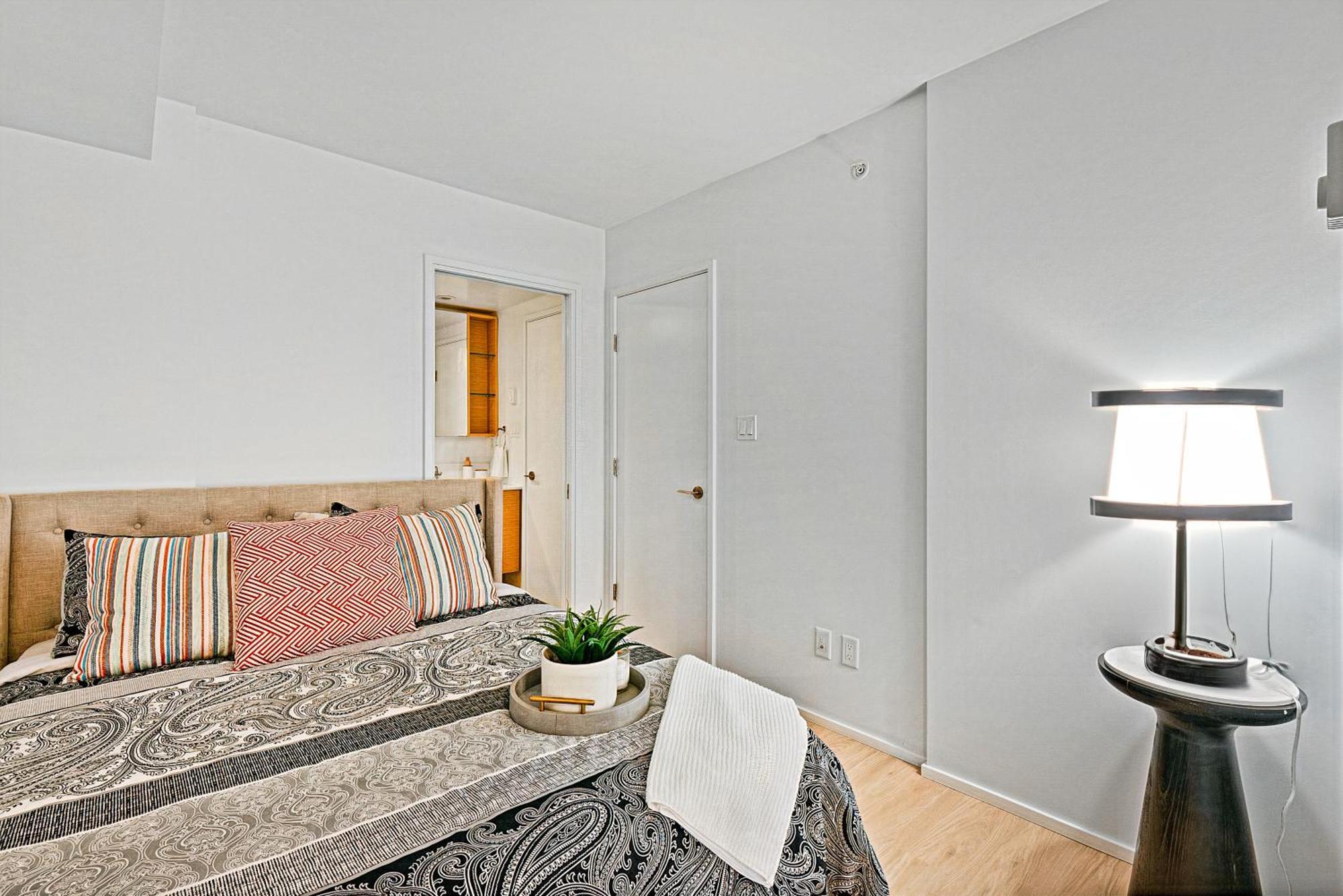Elegant & Cozy Two-bedroom Duplex In The Heart Of Yaletown Apartment *