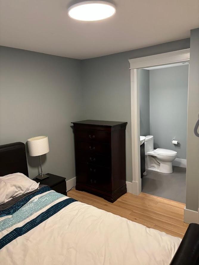 Qe Park Garden 3br 1.5ba Holiday home Vancouver