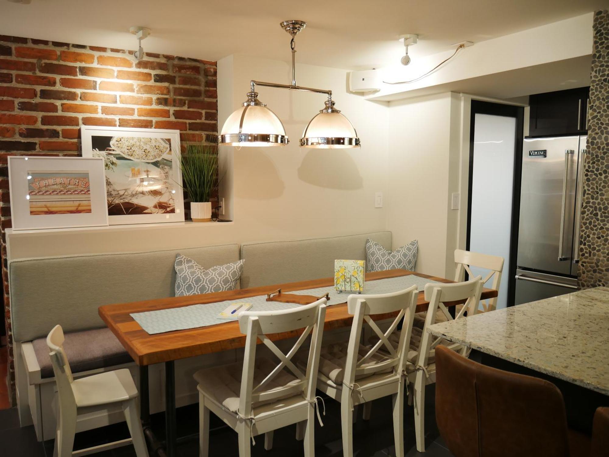 Kool Kits! Family-run & Near Ubc, Downtown, Nature Apartment