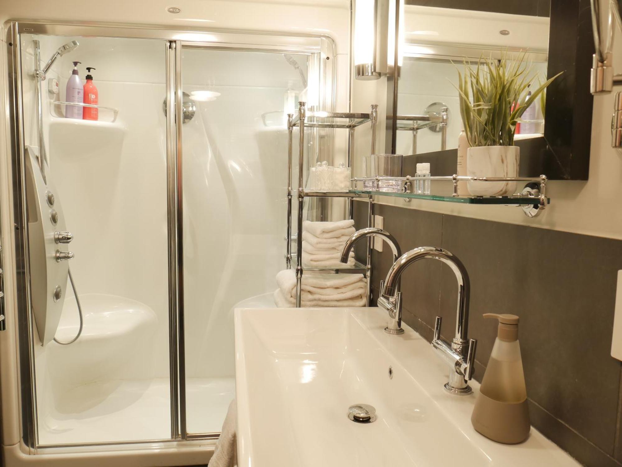 Kool Kits! Family-run & Near Ubc, Downtown, Nature Apartment Vancouver