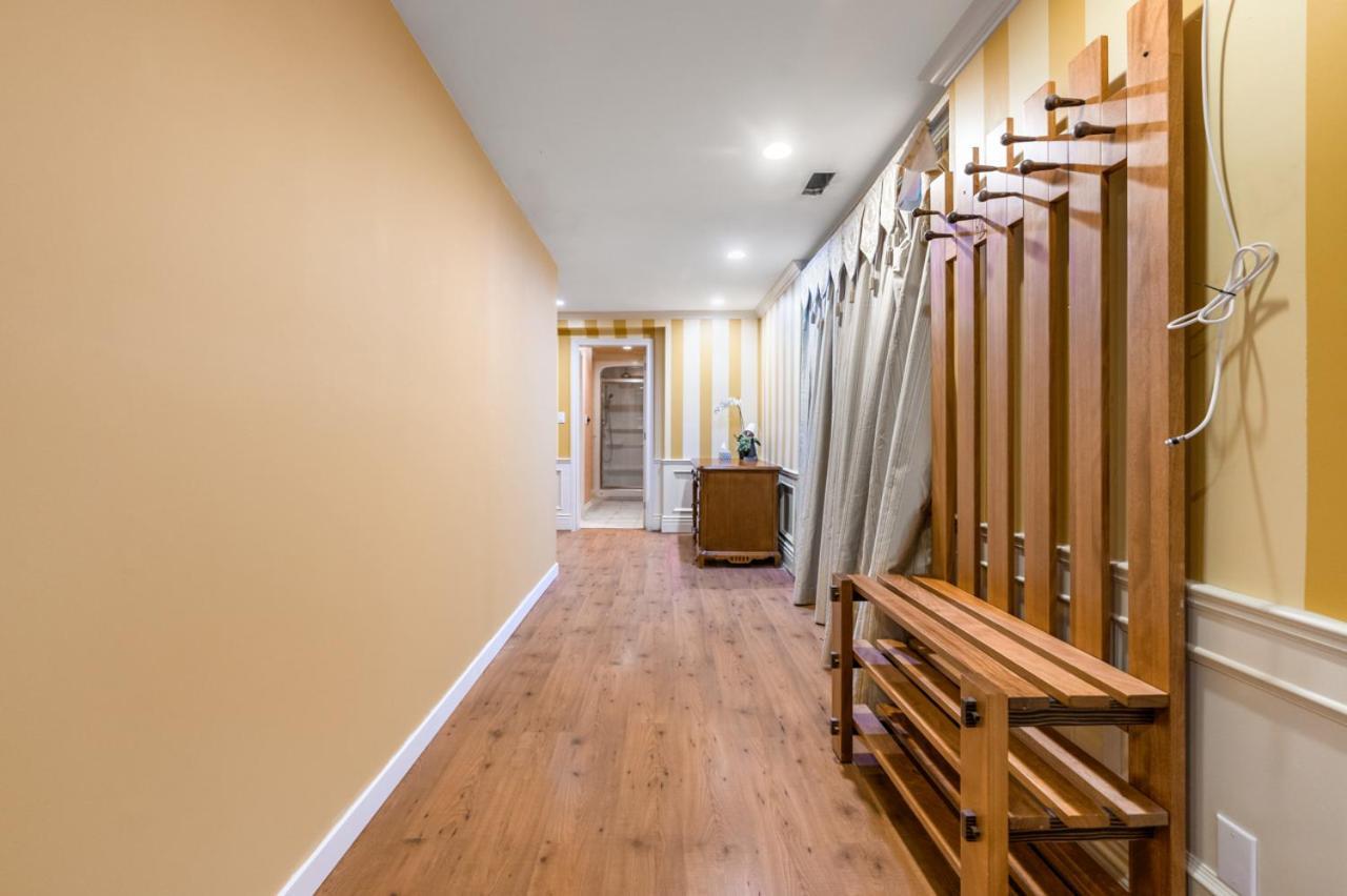 Guest house Charming Retreat On Cypress Street, Your Away From