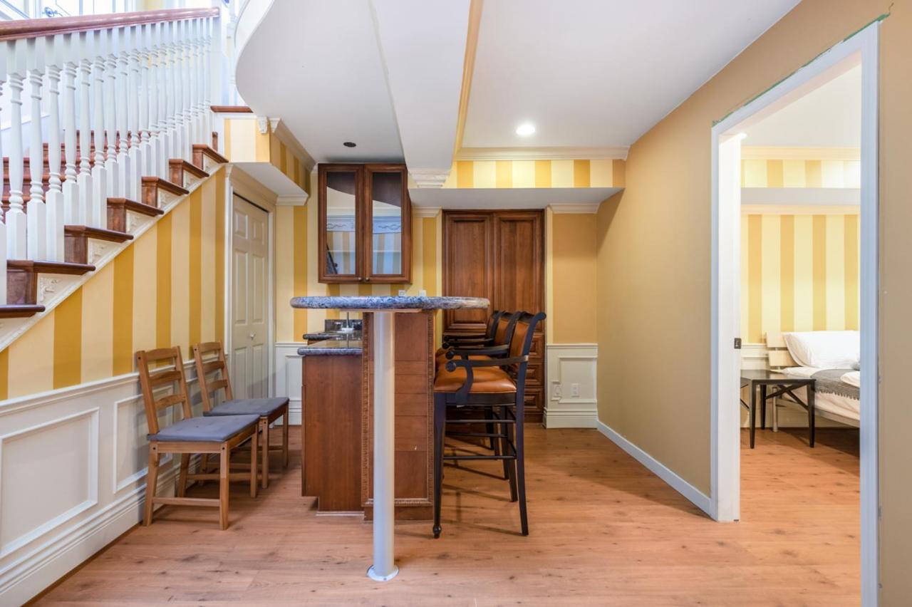 Guest house Charming Retreat On Cypress Street, Your Away From