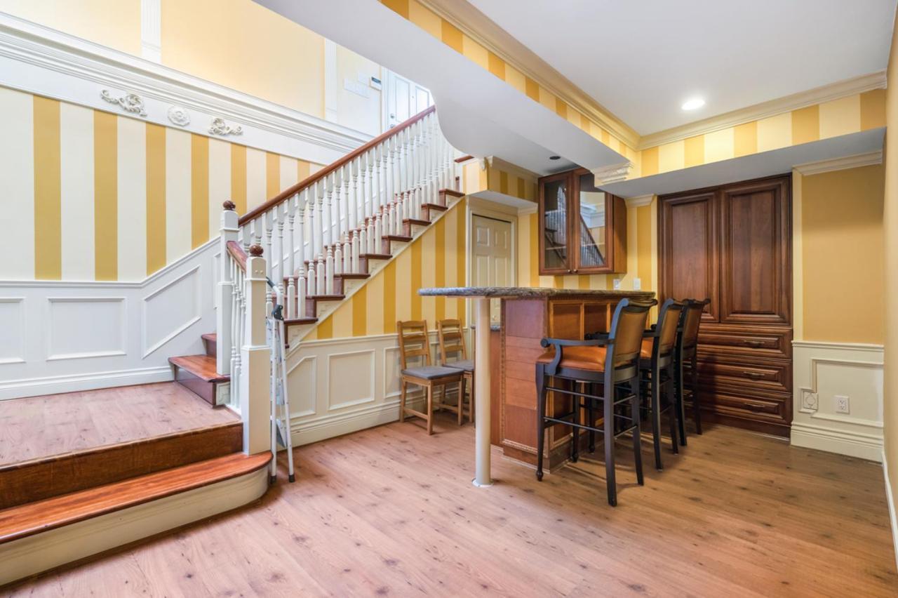 Guest house Charming Retreat On Cypress Street, Your Away From