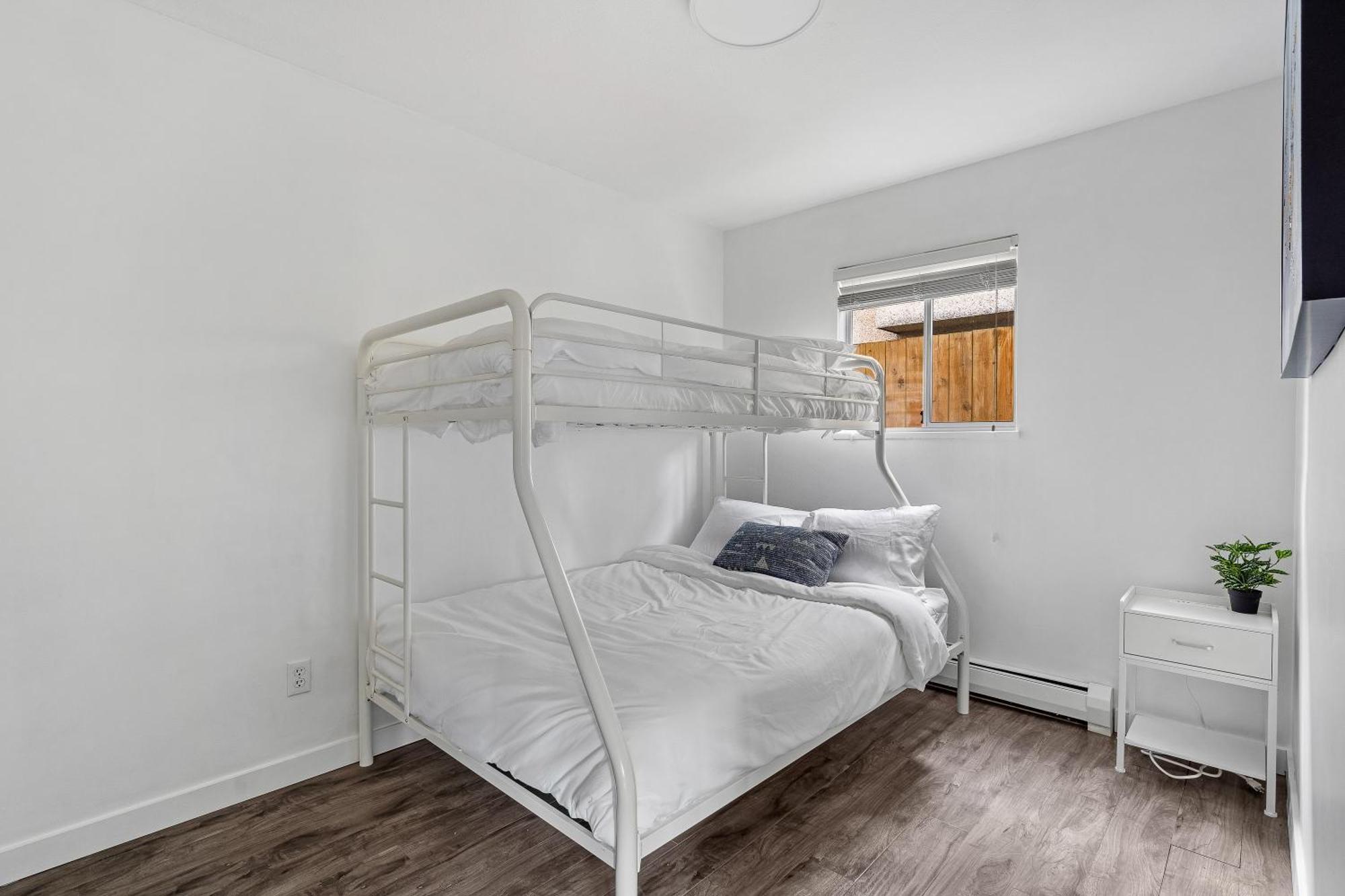 Newly Furnished Gem Near Transit * Vancouver