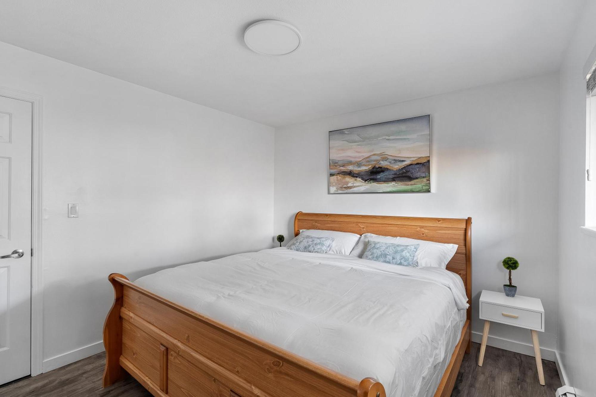 Apartment Newly Furnished Gem Near Transit Vancouver