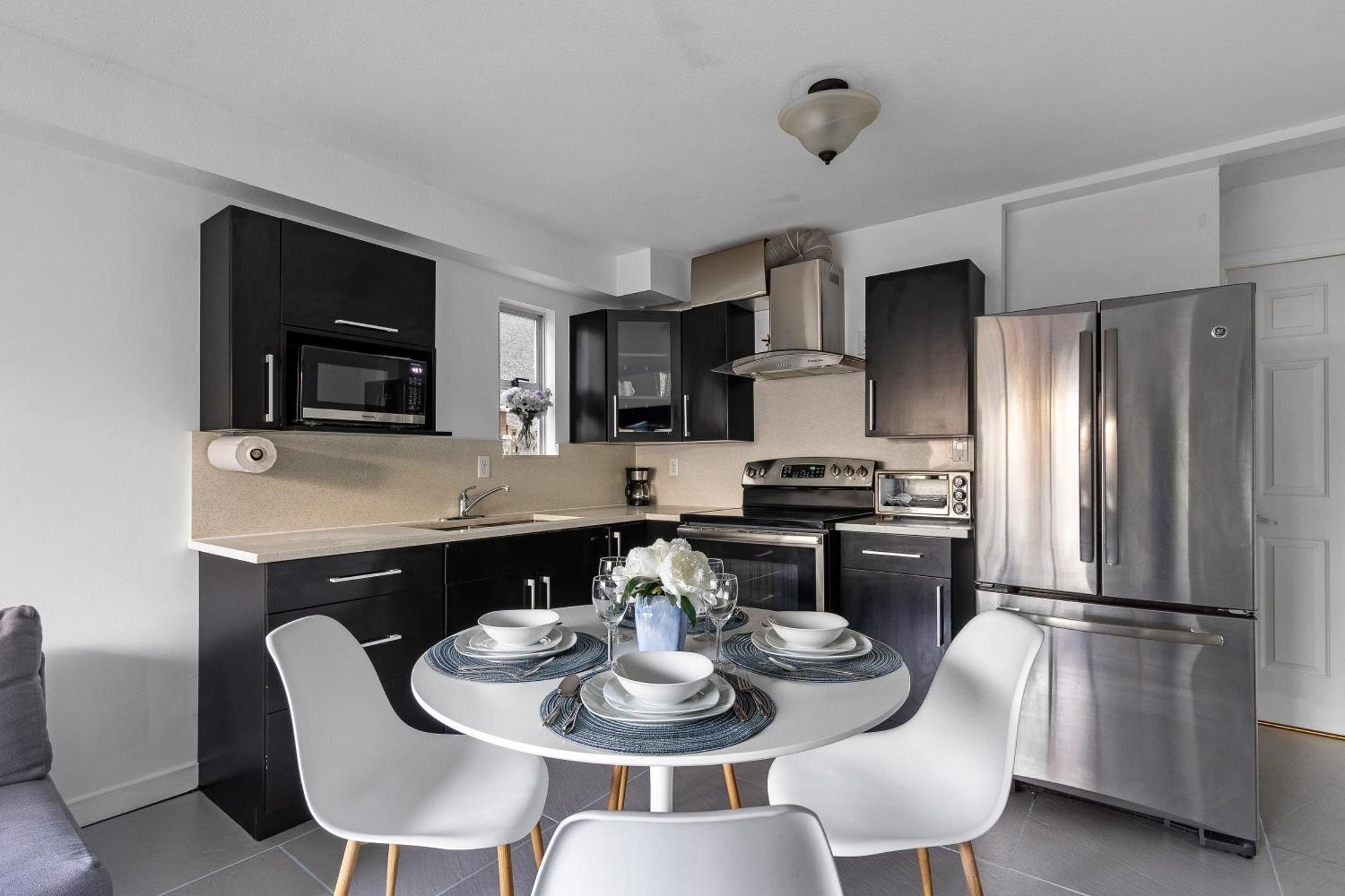 Apartment Newly Furnished Gem Near Transit