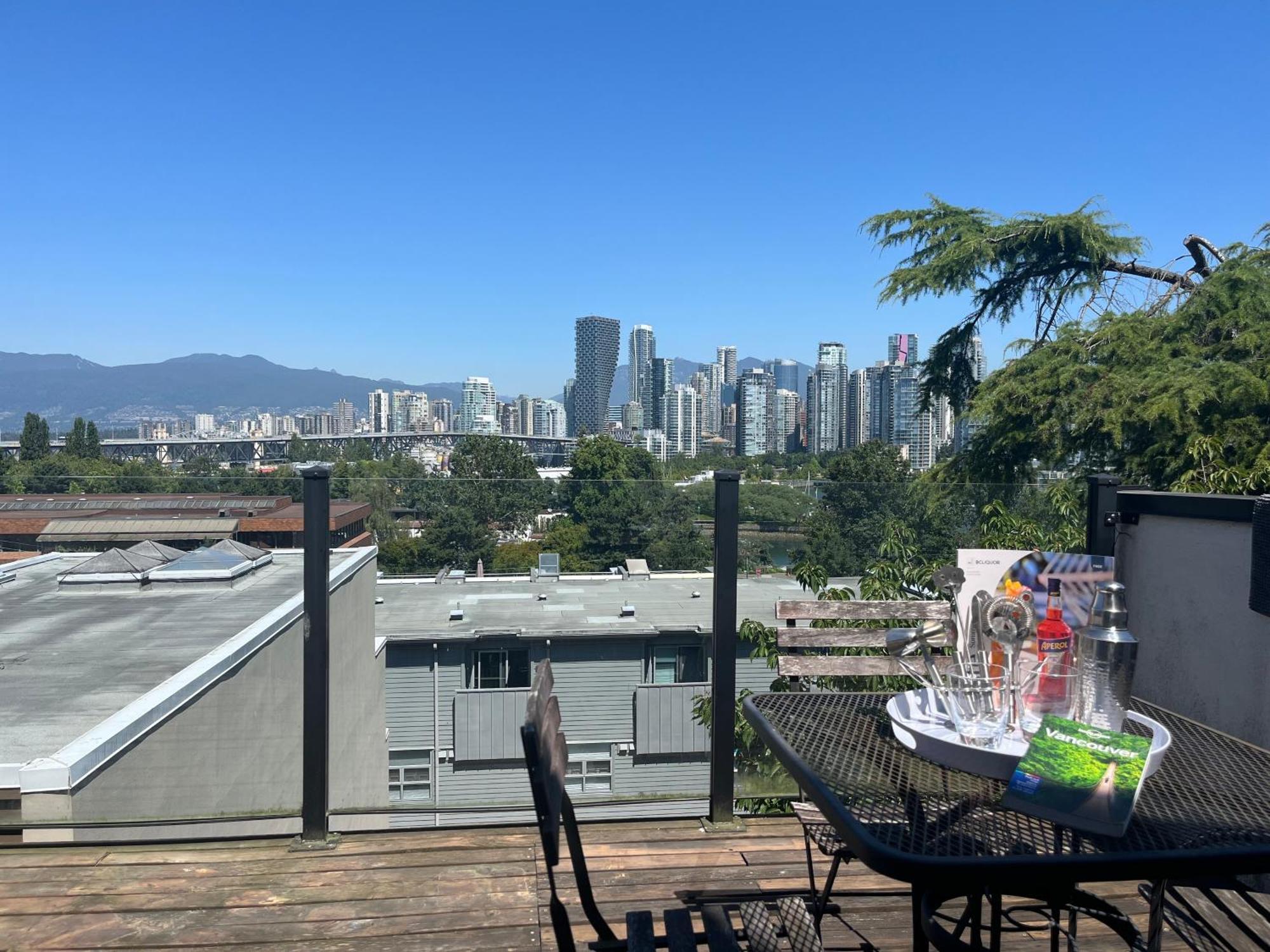 Apartment Stunning Skyline Views From A Cozy