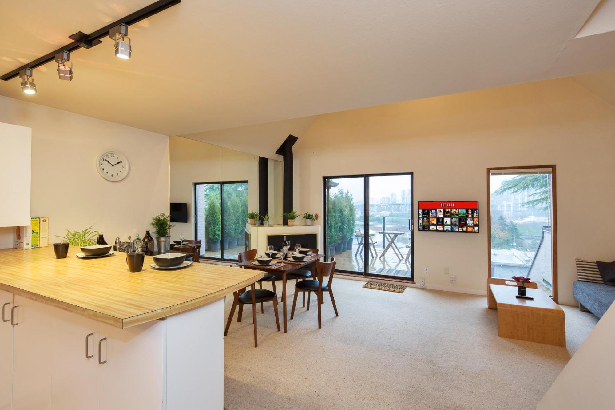 Stunning Skyline Views From A Cozy * Vancouver