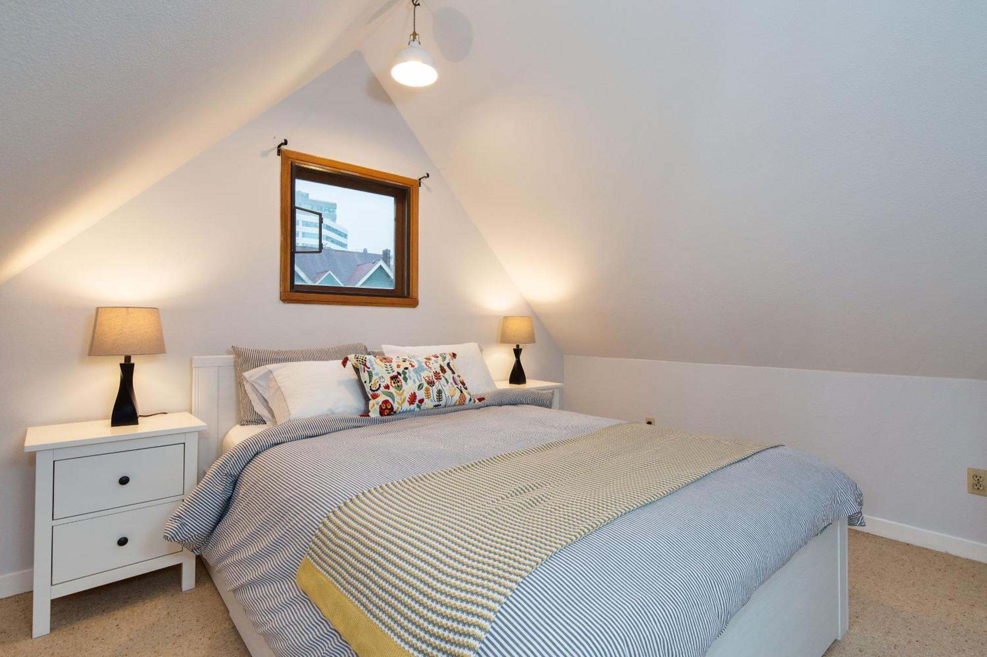 Stunning Skyline Views From A Cozy * Vancouver