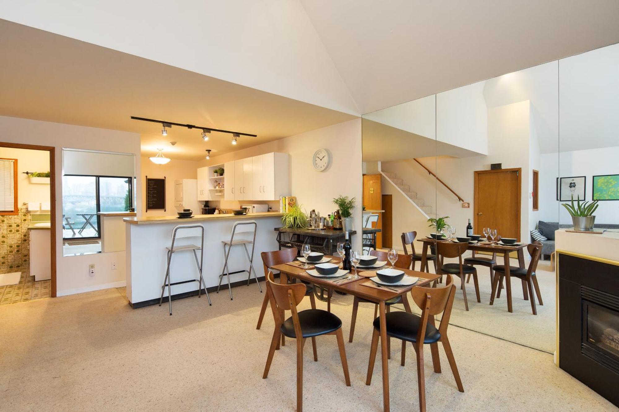 Stunning Skyline Views From A Cozy Apartment Vancouver