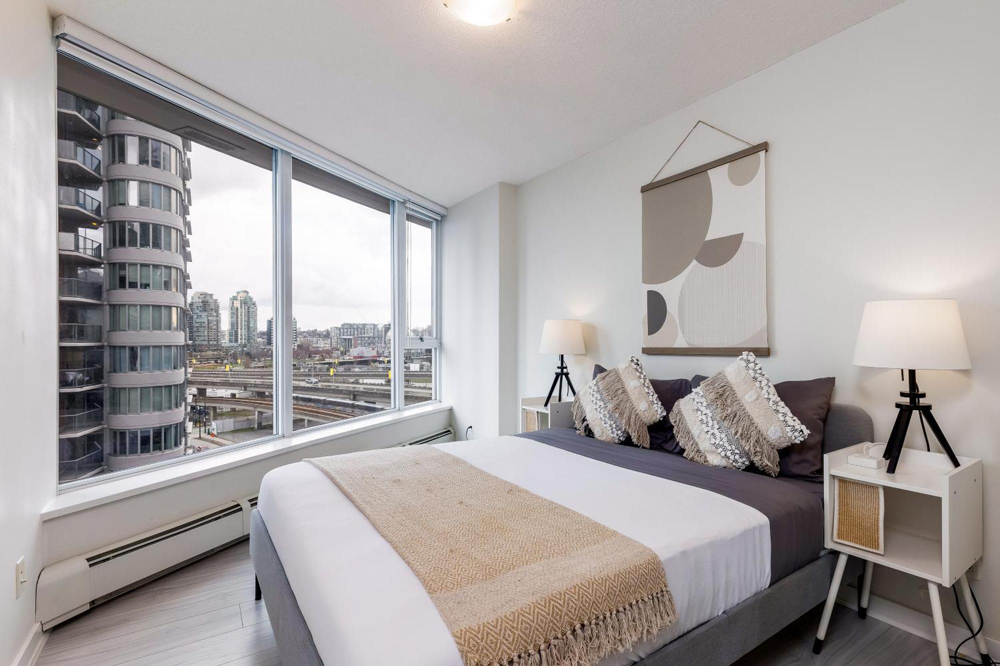 Mountain & Waterview Pool Gym Sauna Hottub Sleep 7 Apartment Vancouver