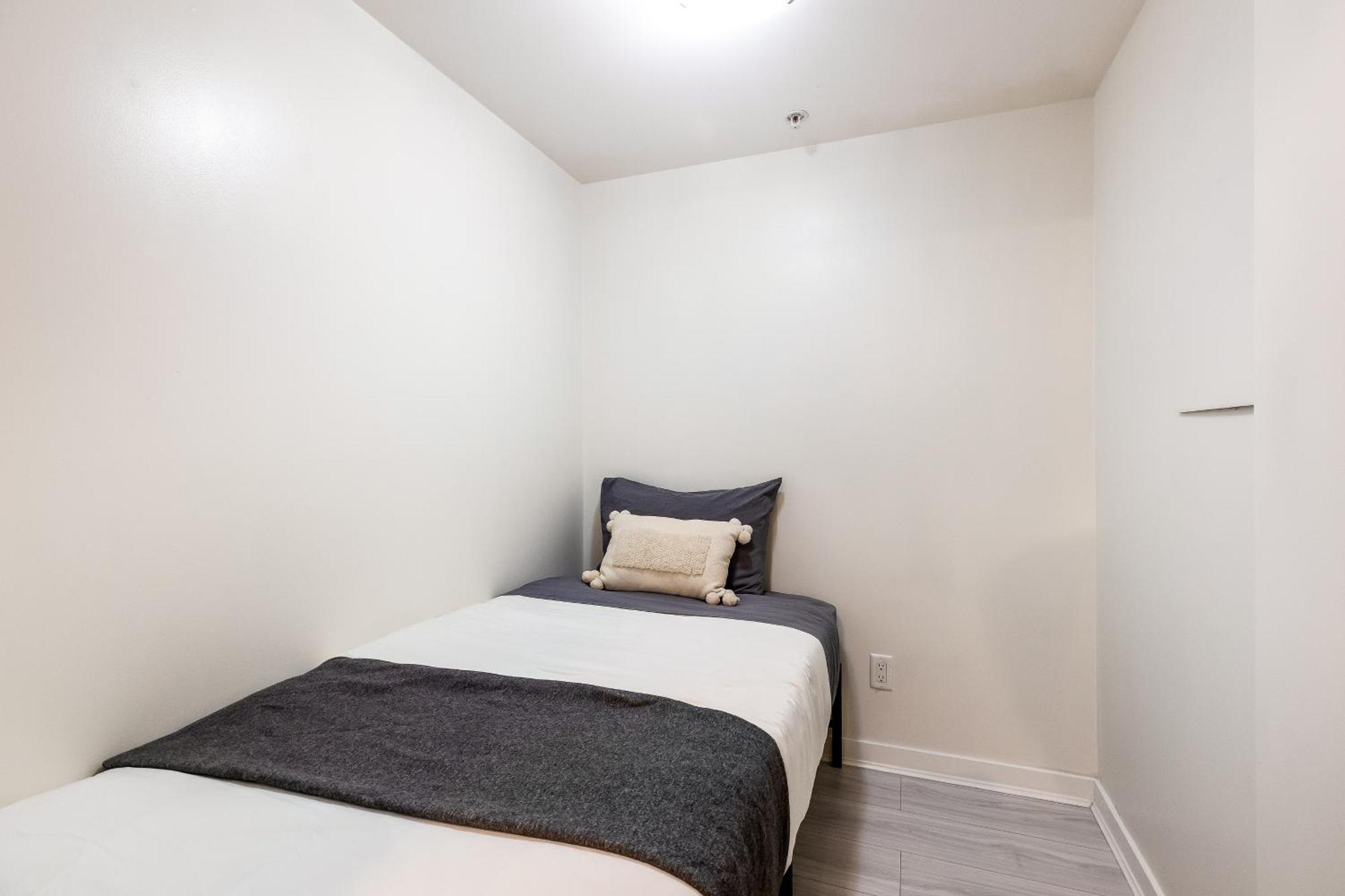 Mountain & Waterview Pool Gym Sauna Hottub Sleep 7 * Vancouver