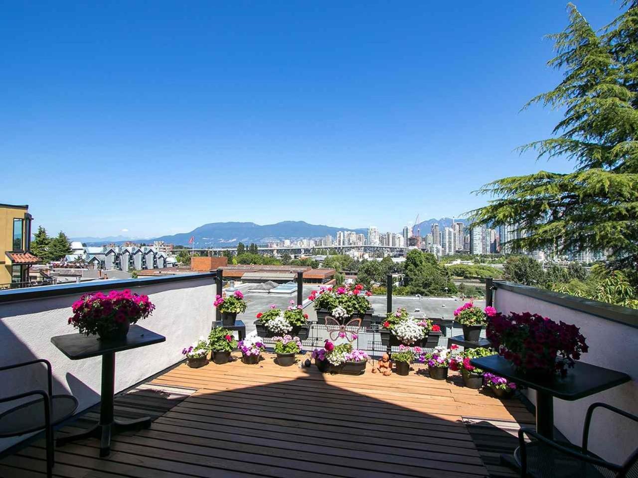 Stunning Skyline Views From A Cozy Apartment Vancouver