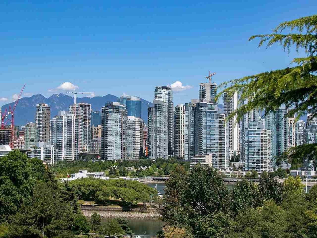 Stunning Skyline Views From A Cozy *