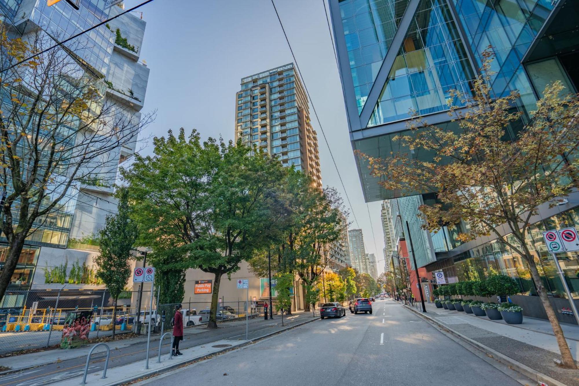 Large Central Downtown Condo, Cbd 3 Bedrooms Apartment *