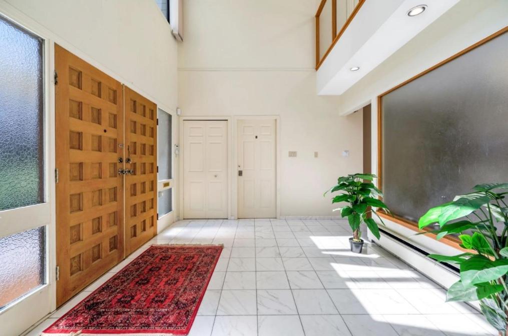 Stylish & Central Retreat - Steps From Local Attractions! Homestay Vancouver