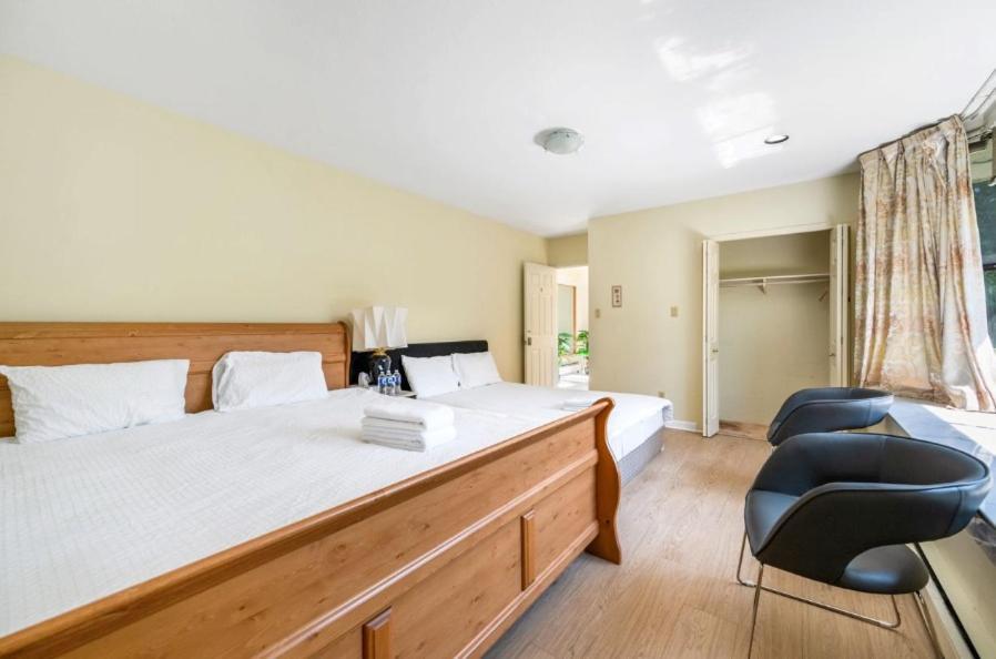 Stylish & Central Retreat - Steps From Local Attractions! Homestay Vancouver