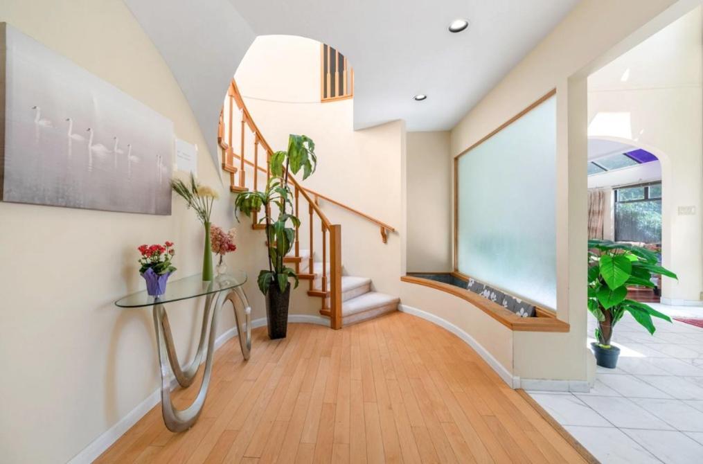 Homestay Stylish & Central Retreat - Steps From Local Attractions!