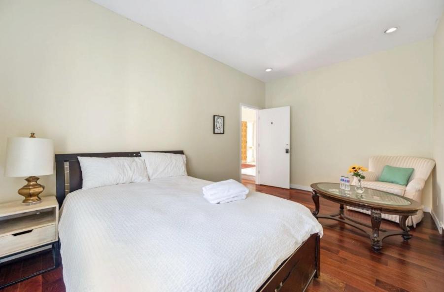 Stylish & Central Retreat - Steps From Local Attractions! Homestay Vancouver