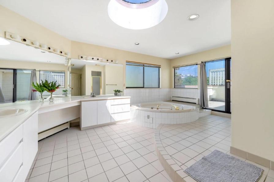 Stylish & Central Retreat - Steps From Local Attractions! Homestay Vancouver